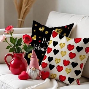 Herz-Kissenbezüge für Valentinstag auf dem Sofa mit romantischer Dekoration