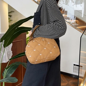 Sac fourre-tout en nylon matelassé marron avec broderie nœud blanc style décontracté