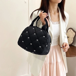 Sac fourre-tout noir matelassé avec nœud brodé blanc et doubles poignées supérieures