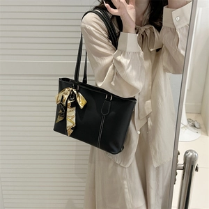 Minimalistische schwarze Shopper-Tasche mit Kontrastnaht und modischem Seidenschal-Dekor