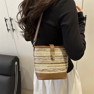 Sac seau tissé de style français avec garniture en cuir marron et fermoir doré