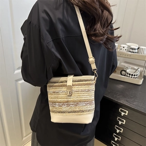 Sac seau tissé de style français avec garniture en cuir beige et fermoir en métal rétro