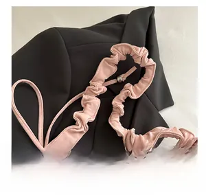 Détail du sac cabas rose avec poignée plissée et boucle en métal argenté