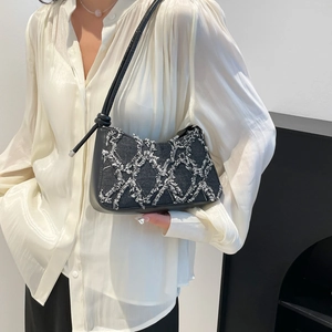 Schicke schwarze gesteppte Denim-Achseltasche mit Fransenkante und Metalldetails