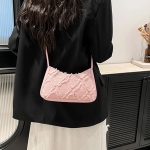 Borsa sottospalla in denim rosa con trapuntatura a rombi sfrangiata e tracolla