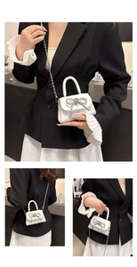 Détails du mini sac à main blanc avec nœud en strass brillant et bandoulière chaîne