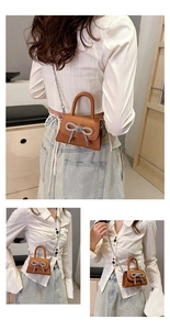 Trois vues d'un mini sac caramel avec noeud en strass et bandoulière en chaîne métal