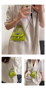 Détail du mini sac vert fluo avec un nœud en strass étincelant et une bandoulière chaîne