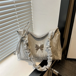 Sac fourre-tout argenté métallisé avec nœud décoratif et bandoulière à volants au soleil