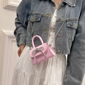 Mini sac bandoulière rose avec nœud en diamant et bandoulière chaîne en argent
