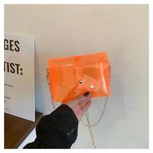 Détail du sac enveloppe transparent orange néon avec boucle dorée et chaînette