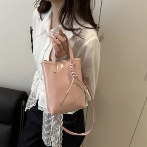 Sac fourre-tout rose brillant avec lettrage de mode et poignée en corde tressée