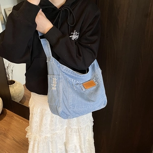 Borsa tote in denim azzurro con scritta STERS e dettagli strappati in stile vintage