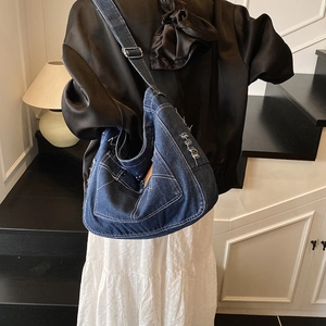 Borsa a tracolla in denim alla moda con cuciture bianche e dettagli invecchiati quotidiani