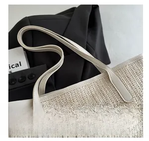 Détail du tissage en paille en V et du connecteur de poignée en cuir crème de luxe