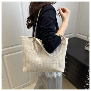Vue détaillée d'un grand sac fourre-tout tissé avec texture à chevrons pour le quotidien