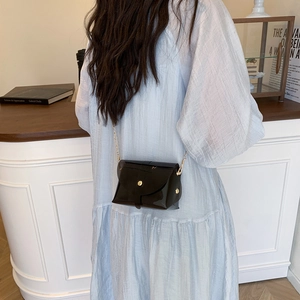 Sac enveloppe en gelée noire transparente avec bandoulière chaîne dorée porté