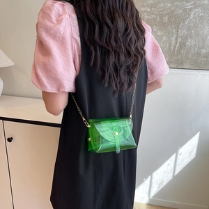 Sac à bandoulière gelée vert émeraude transparent avec chaîne porté par un mannequin