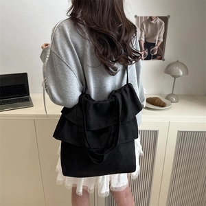 Sac fourre-tout en toile noire à volants tendance pour les déplacements quotidiens