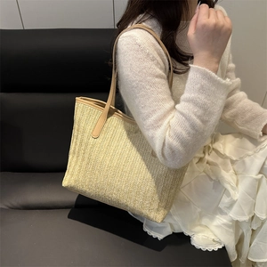 Grand sac cabas en paille beige avec tissage en V et fines anses en cuir marron