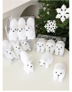 Primer plano de adornos navideños de oso polar y ardilla blancos en caja de regalo clara