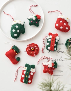 Vue détaillée d'ornements de Noël en feutre faits main avec broderies et cordes de suspension