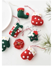 Vue à plat d'ornements de Noël faits main en feutrine de laine avec étoiles et chaussettes