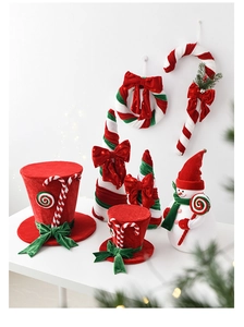 Set decorativo natalizio con cappelli in velluto rosso, bastoncini di zucchero e pupazzo di neve