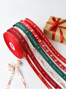 Detail von bedrucktem Geschenkband mit Elch- und Schneeflockenmustern für Weihnachten