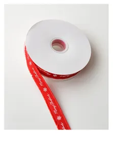 Nahaufnahme von rotem Weihnachtsband mit weißem Merry Christmas Text und Schneeflocken
