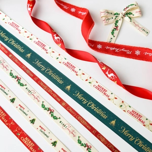 Festliche Weihnachtsbänder mit Merry Christmas-Aufdruck und Rentier-Motiven für Geschenke