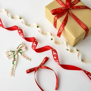Weihnachtsband-Set mit Merry Christmas Druck auf rotem Satin und weißem Strukturgewebe