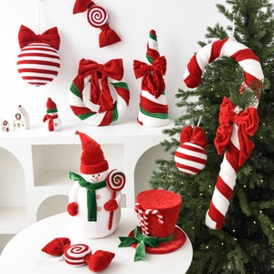 Pupazzo di neve natalizio e decorazioni a bastoncino di zucchero per albero di Natale