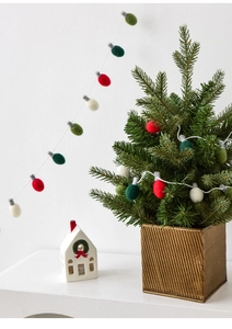 Dettaglio ghirlanda di lampadine in feltro multicolore per decorare l'albero di Natale