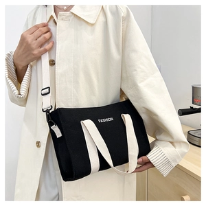 Photo lifestyle d'un sac cabas en toile noire avec imprimé fashion et anses contrastées
