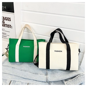 Dettaglio di borse tote in tela color-block con scritta FASHION e tracolle staccabili