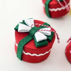 Scatola regalo di Natale in feltro rosso con fiocco verde per decoro dell'albero