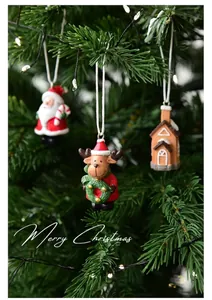 Mini colgantes de resina de Papá Noel y renos colgados en un festivo árbol de Navidad