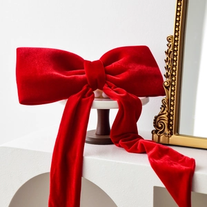 Grande fiocco di velluto rosso per decorazione albero e vetrina di Natale festosa