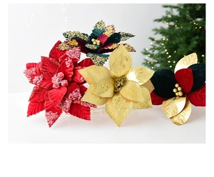 Gros plan de fleurs de Noël en velours avec paillettes pour décoration de sapin festive