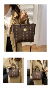Détail du sac seau marron avec imprimé ours monogramme et finitions dorées