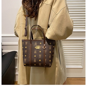 Vue détaillée du sac seau marron vintage avec imprimé ours et bandoulière réglable