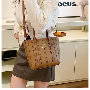 Détail du sac seau marron avec motifs d'ours et bandoulière réglable pratique