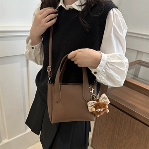 Sac seau en cuir grainé marron foncé avec poignées et bandoulière réglable pour femmes