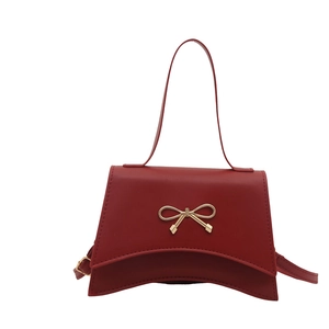 Sac à main rouge élégant avec nœud doré et bandoulière réglable pour femmes