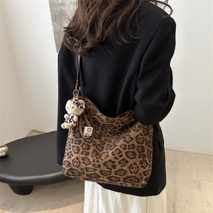 Fashionable leopard print canvas tote bag with doll accessory and large capacity for women