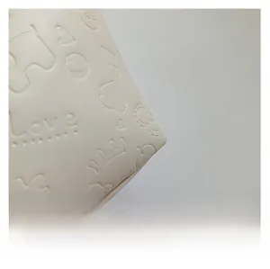 Gros plan d'un sac cabas blanc crème avec lettres Love, couronnes et cœurs gaufrés