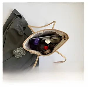 Vue détaillée de l'intérieur d'un grand sac cabas montrant sa capacité de rangement