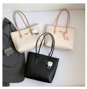 Sacs cabas en cuir gaufré de différentes couleurs avec pendentifs en peluche