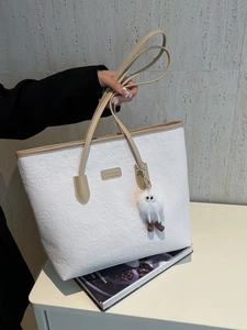 Grand sac cabas blanc avec motifs embossés et pendentif en peluche pour femmes